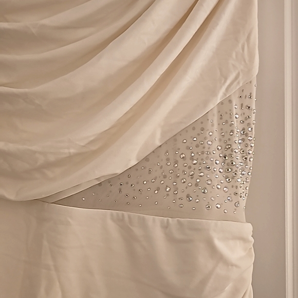 NWOT Bathing Suit. Cream Carmen Marc Valvo One Piece Off the Shoulder. Sz 10. - Picture 2 of 4